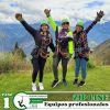 Participante deslizándose en una tirolina con vistas panorámicas del Valle Sagrado de los Incas.