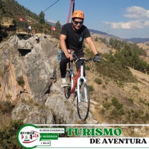 Persona disfrutando de una experiencia de Skybike en Cusco, Perú.