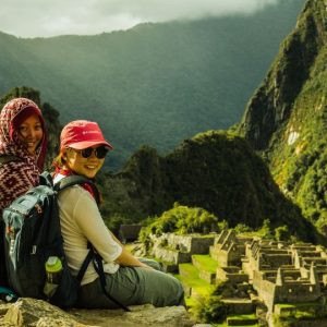 Ruinas de Machu Picchu con montañas de fondo