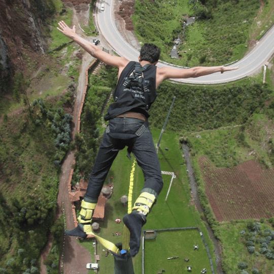 Salto de bungee jumping desde 122 metros en Poroy, Cusco.