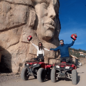 Tour de cuatrimotos a la Morada de los Dioses en Cusco, Perú. Paisajes sagrados y esculturas monumentales en los Andes.